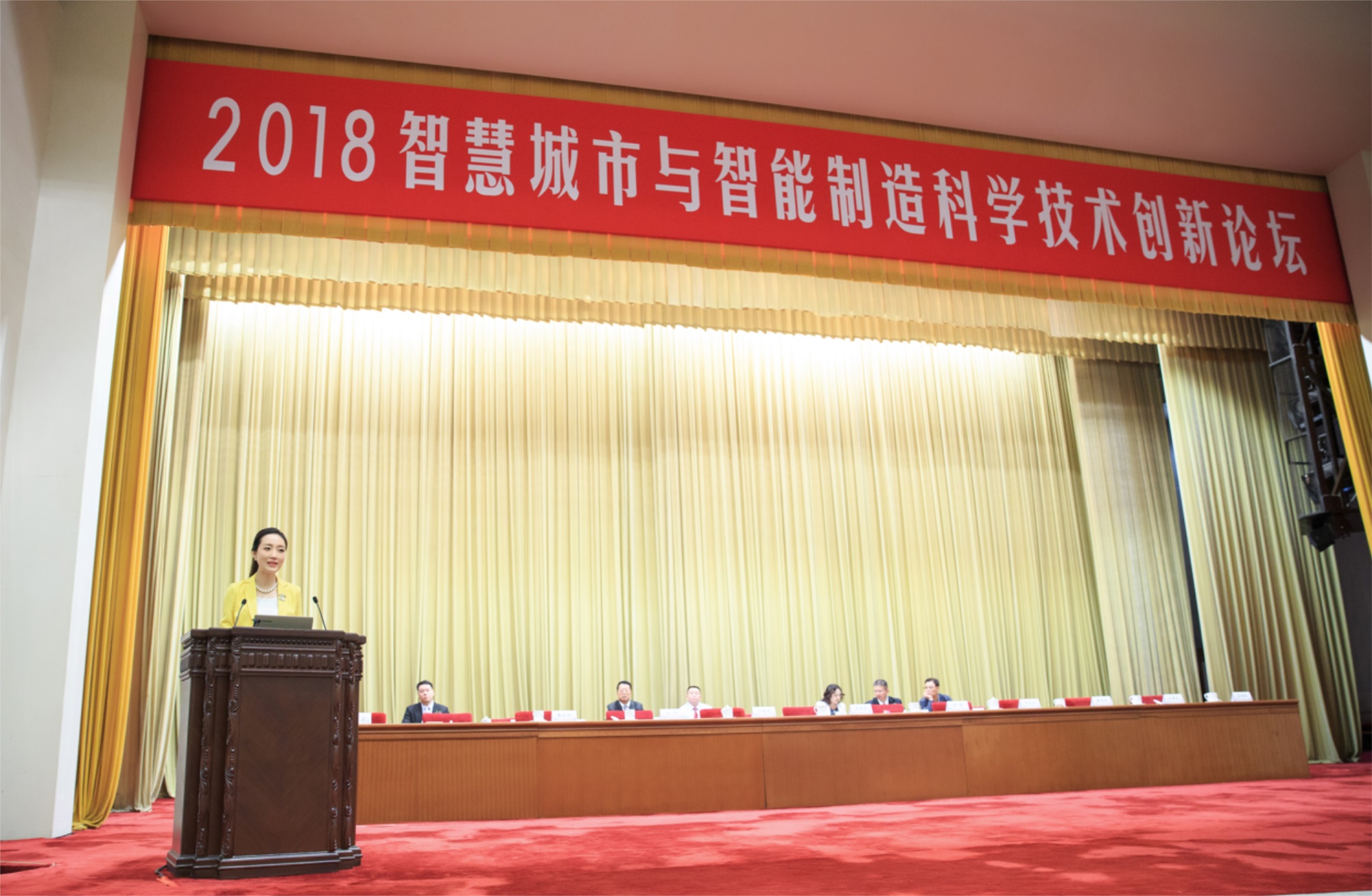 圖15：亦蓁母嬰俞蓓芬董事長在人民大會堂進行主題分享.jpg