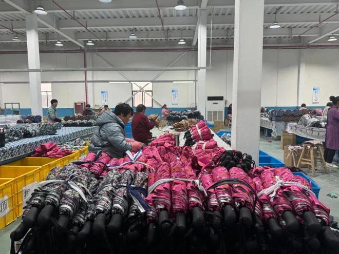 新鄉(xiāng)縣農(nóng)村致富探索路 小傘撐起大產(chǎn)業(yè)，戶外用品銷售拓寬增收渠道